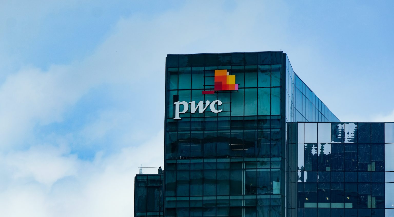 PwC widens entry criteria for graduates