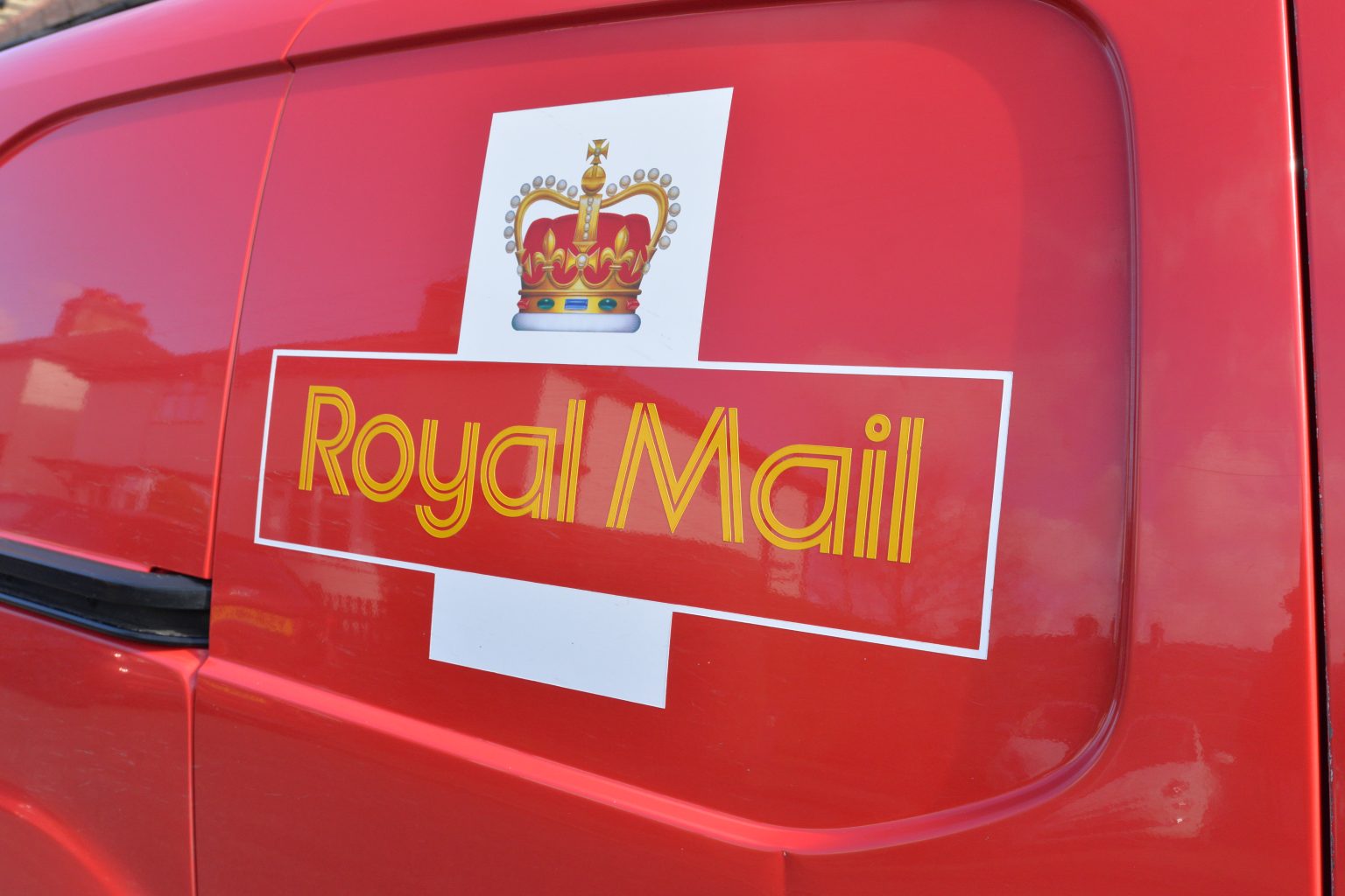 Postal workers to vote on Royal Mail pay offer