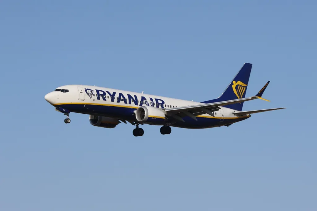 EasyJet Board Backs Castlelake Takeover at £6.90 a Share EasyJet Castlelake takeover